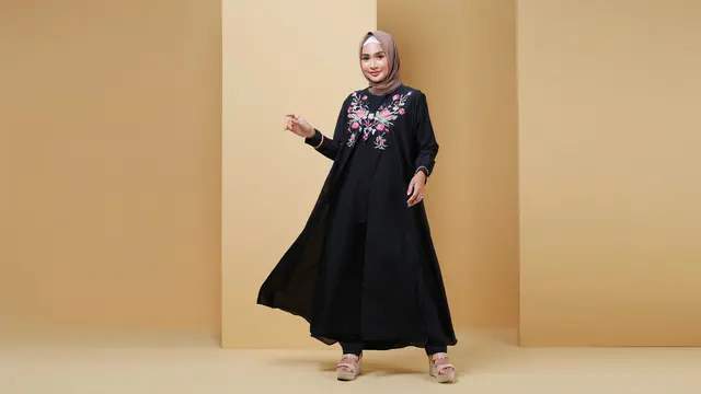 Inspirasi Model Gamis Hitam Bordir Bunga untuk Penampilan Kasual yang Berkelas/Ilustrasi gambar oleh AI