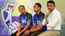Ketua Umum PBV Elektrik PLN, Danni Irawan (kanan) mengumumkan keikutsertaan tim nya dalam kompetisi Pertamina Proliga 2016, Jakarta, (3/2). (Liputan6.com/Yoppy Renato)
