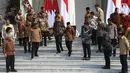 Presiden Joko Widodo (tengah kiri) menggandeng Wakil Presiden Ma'ruf Amin saat menuruni tangga usai memperkenalkan para menteri Kabinet Indonesia Maju di Istana Merdeka, Jakarta, Rabu (23/10/2019). Kabinet Indonesia Maju akan membantu Jokowi-Ma'ruf pada periode 2019-2024. (Liputan6.com/AnggaYuniar)
