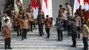 Presiden Joko Widodo (tengah kiri) menggandeng Wakil Presiden Ma'ruf Amin saat menuruni tangga usai memperkenalkan para menteri Kabinet Indonesia Maju di Istana Merdeka, Jakarta, Rabu (23/10/2019). Kabinet Indonesia Maju akan membantu Jokowi-Ma'ruf pada periode 2019-2024. (Liputan6.com/AnggaYuniar)