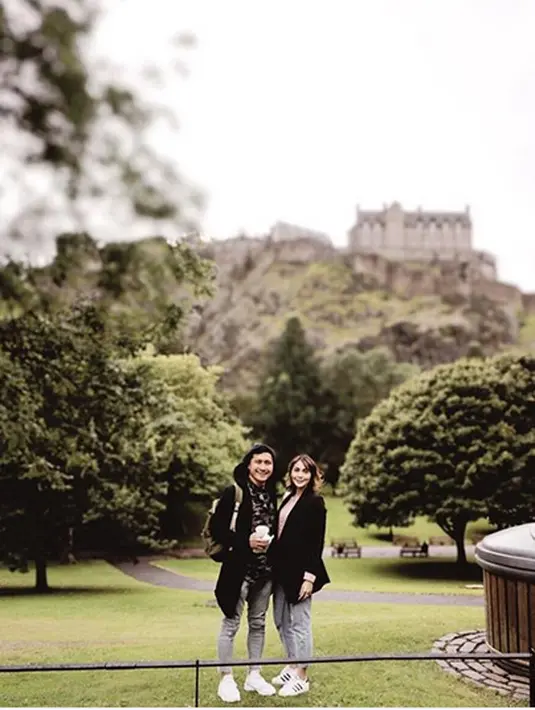 "Jadi air begitu mendidih taro di teko, terburu-buru. Mas Arie ingin ngopi ceritanya. Nah, dia sambil makeup untuk kondangan itu nyiapin kopi juga. Kesenggol-lah. Kena paha lebih tepatnya," kata Soni, saat dihubungi, Senin (27/11). (Instagram/ariekuntung)