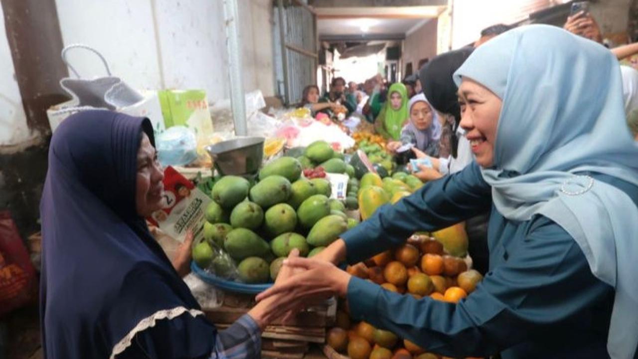 Khofifah Sarapan Bareng 60 Buruh Gendong di Pasar Magetan, Didoakan Kembali Jadi Gubernur