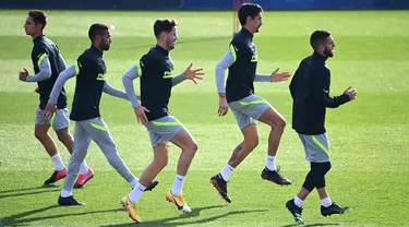 Para pemain Atletico Madrid melakukan pemanasan selama sesi latihan di tempat latihan klub di Majadahonda dekat Madrid (24/11/2020). Atletico Madrid akan bertanding melawan Lokomotiv Moscow pada Grup A Liga Champions di Estadio Wanda Metropolitano. (AFP/Gabriel Bouys)