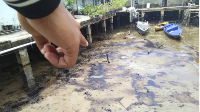 Limbah Minyak Hitam Cemari Perairan Tanjungpinang