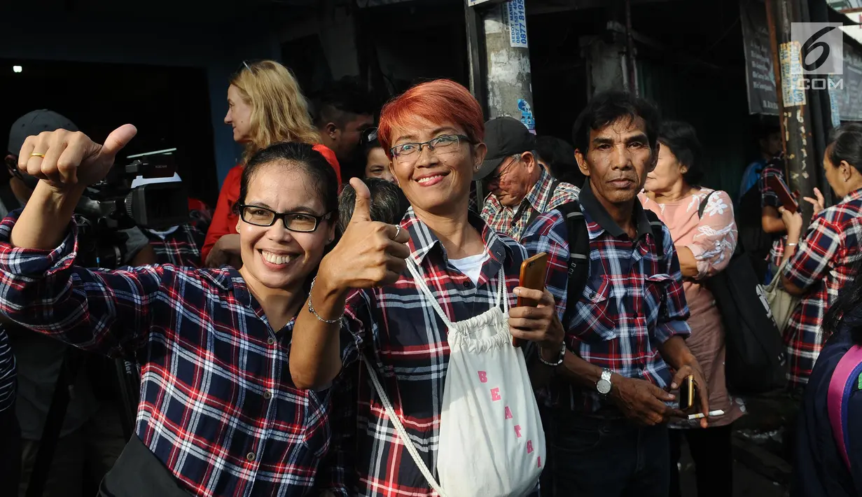 Pendukung Basuki Tjahaja Purnama atau Ahok yang menamakan diri Ahoker memenuhi sekitar Mako Brimob, Kelapa Dua Depok, Kamis (24/1). Dalam hitungan jam, Basuki Tjahaja Purnama atau Ahok akan segera menghirup udara bebas (Liputan6.com/Herman Zakharia)