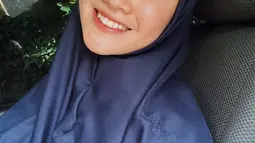 Febby Rastanty nampak anggun dan natural dalam potretnya berhijab. Dengan pulasan makeup tipis dan hijab biru tua, gayanya sederhana namun tetap modis. (Liputan6.com/IG/@febbyrastanty)