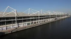 Pemandangan pusat pameran ExCeL di London, Inggris (25/3/2020). Menteri Kesehatan Inggris Matt Hancock pada Selasa (24/3) mengungkapkan bahwa rumah sakit sementara akan didirikan di gedung ExCeL, sebuah pusat pameran di London timur, dengan kapasitas tampung hingga 4.000 pasien. (Xinhua/Tim Ireland)