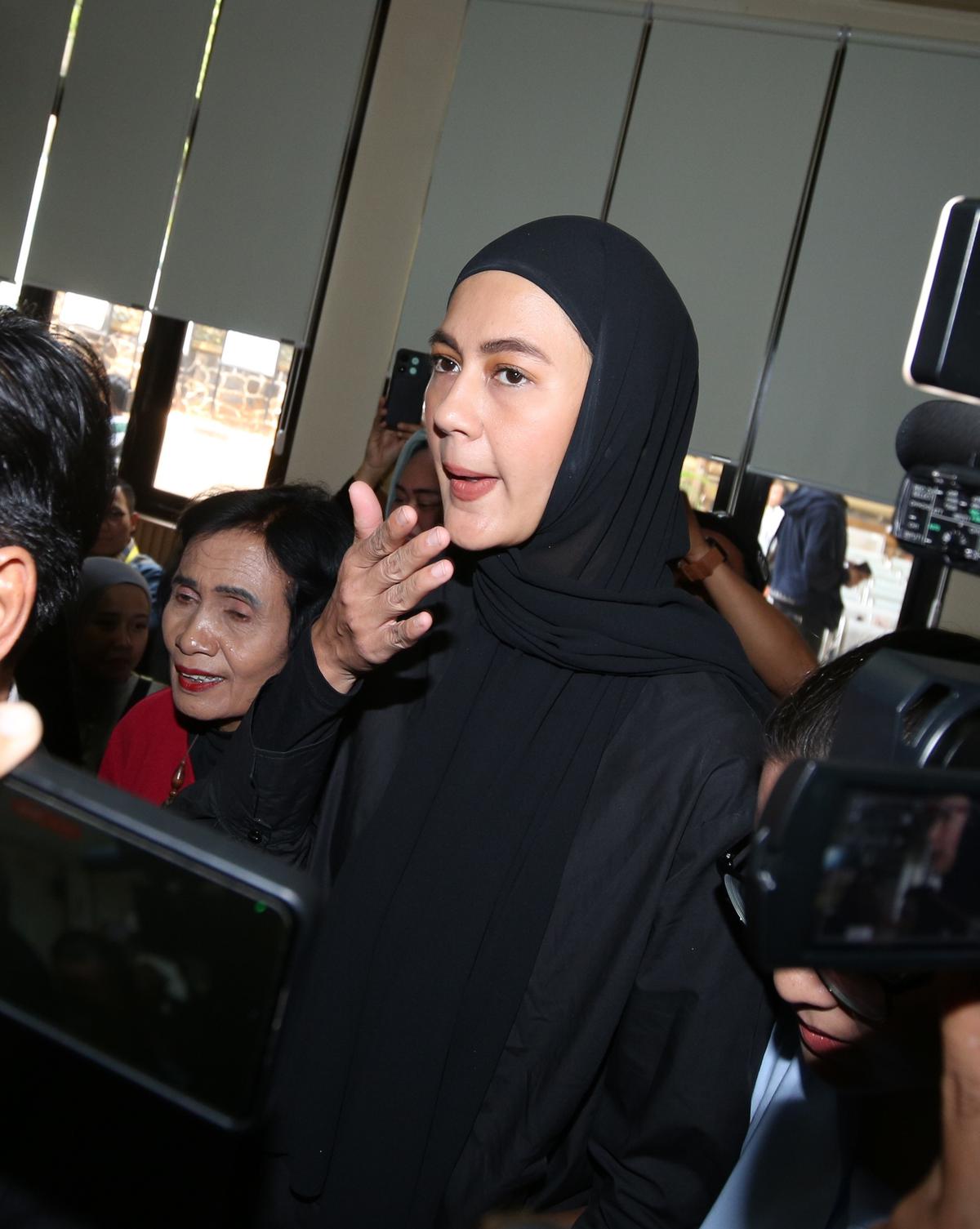 Paula Verhoeven Cuma Lempar Senyum Saat Tiba di Pengadilan Agama, Bungkam Ditanya Soal Isu Perselingkuhan
