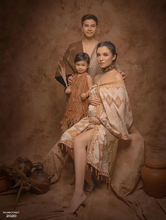 Chelsea memang harus melindungi banyak pihak. Selain dirinya yang tengah hamil, ia pun harus melindungi si kecil Natusha dan tentu janin yang ada di kandungannya.  (Instagram/chelseaoliviaa)