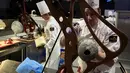 Peserta asal Argentina, Rubben Darre terlihat serius saat membuat coklat dalam final Pastries World Cup 2017 di Lyon, Prancis (22/1). Kreasi peserta akan dinilai berdasarkan rasa, presentasi artistik, serta kesesuaiannya dengan tema. (AFP/Jean Philippe)