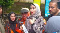 Venna Melinda dan kuasa hukumnya, Noor Akhmad Riyadhi, usai sidang cerainya dengan Ferry Irawan di Pengadilan Agama Jakarta Selatan, Kamis (9/3/2023). (Dok. M. Altaf Jauhar)