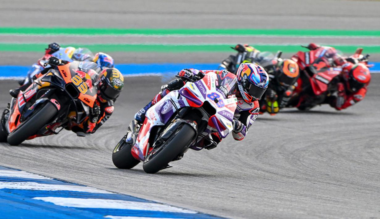 Jorge Martin mempertahankan posisi terdepan dari kejaran Aleix Espargaro. Sementara Francesco Bagnaia naik ke posisi empat dari posisi enam. (AP Photo/Kittinun Rodsupan)