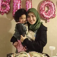 Tepat hari ini, 28 Desember, usia putri Ayu Ting Ting dari pernikahannya dengan Henry Baskoro Hendarso alias Enji genap berusia tiga tahun. Ultah Bilqis kali ini dirayakan di Mekah. (Instagram/ayutingting92)