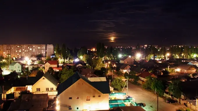 Kyrgyzstan, Modis di Celah Bangunan Kaku Peninggalan Soviet