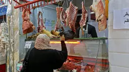 Warga membeli daging untuk persiapan menyambut datangnya bulan Ramadan di Ibu Kota Tripoli, Libya, 1 Mei 2019. Kendati tertekan lantaran dibayang-bayangi oleh pertempuran antara pasukan pemerintah dengan pemberontak, warga Tripoli tetap antusias menyambut Ramadan. (MAHMUD TURKIA/AFP)
