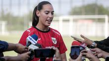Kiper Timnas Indonesia, Iris Joska de Rouw memberikan keterangan di depan wartawan saat latihan menjelang laga Kualifikasi Piala Asia 2026 yang berlangsung di lapangan latih Jakarta International Stadium (JIS), Jakrata Utara, Jumat (20/06/2025). (Bola.com/Bagaskara Lazuardi)