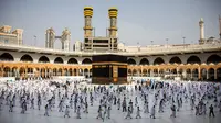 Jamaah haji mengelilingi Ka’bah dengan menjaga jarak di Masjidil Haram, kota suci Mekkah, Arab Saudi (31/07/2020) (Kementerian Media Saudi / AFP)