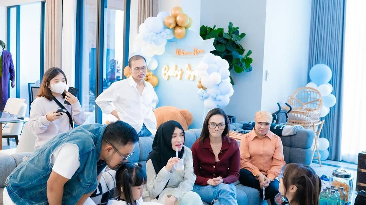 Potret Fuji dan Fadly Faisal Jenguk Baby Jyad, Anak Shandy Purnamasari dan Gilang Juragan99