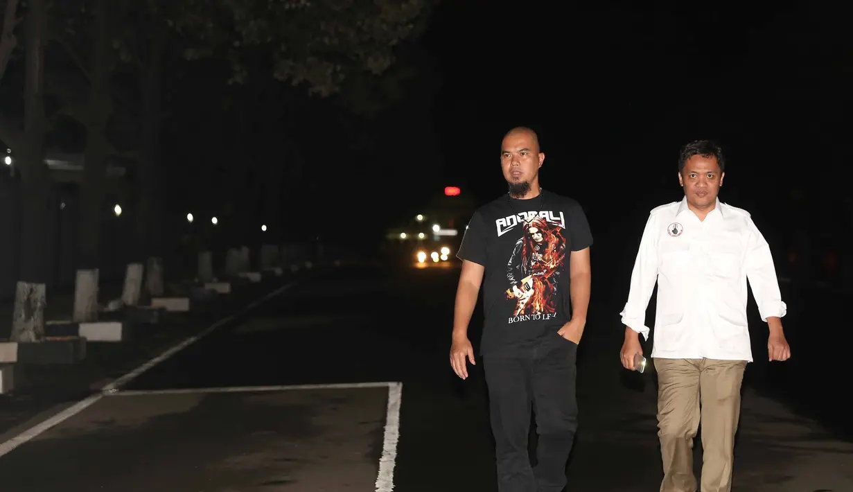 "Nggak ada (makar). Jadi memang meeting di rumah mbak Rachma. Siapa yang mendanai jumpa pers. Terus apa yang disiarkan waktu itu," kata Ahmad Dhani di Mako Brimob Kelapa Dua, Depok, Jawa Barat, Sabtu (3/12) dini hari. (Nurwahyunan/Bintang.com)