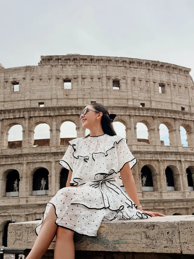 Liburan di Italia, Jessica Mila dan Kyarra Kompak Bergaun Polkadot