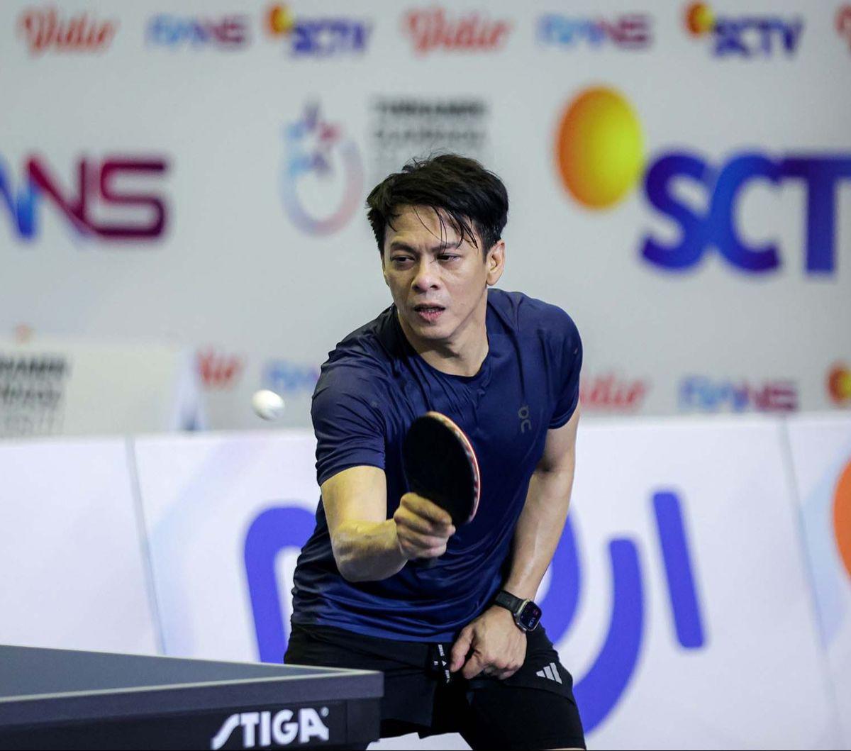 Vokalis grup band NOAH, Nazril Ilham atau Ariel tampil memukau saat pertandingan tenis meja pada Turnamen Olahraga Selebriti Indonesia (TOSI) season 2 yang berlangsung di GOR POPKI Cibubur, Jakarta Timur, Sabtu (13/01/2023).