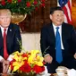 Presiden AS Donald Trump dan Presiden China Xi Jinping sebelum melakukan pertemuan di resor Mar a Lago, Florida, Kamis (6/4). Isu perdagangan dan Korea Utara diperkirakan menjadi isu utama pembahasan kedua pemimpin negara tersebut. (AP Photo/Alex Brandon)