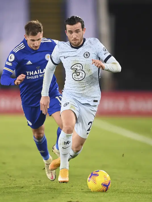 Bek Chelsea, Ben Chilwell membawa bola dari kejaran gelandang Leicester City, Marc Albrighton pada pertandingan lanjutan Liga Inggris di Stadion King Power, Rabu (20/1/2021). Leicester City mengumpulkan 38 poin selisih satu poin dari peringkat dua Manchester United. (Michael Regan/Pool via AP)