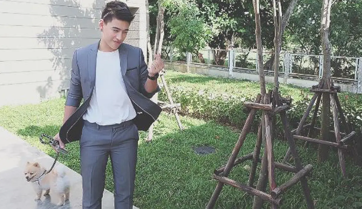 Ia adalah seorang artis di Thailand, yang dikenal dengan nama Phuwaryne Keenan. Perempuan 'ganteng' itu biasa dipanggil Zee. (instagram.com/zeezeez)