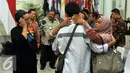 Menlu Retno Marsudi menyerahkan ABK yang sempat disandera oleh kelompok Abu Sayyaf kepada pihak keluarga di Gedung Pancasila, Jakarta, Jumat (13/5). Keharuan meliputi acara serah terima tersebut. (Liputan6.com/Johan Tallo)
