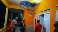 Petugas BPBD Kota Bogor meninjau rumah warga yang rusak akibat terdampak guncangan gempa bumi pada Jumat (10/4/2025) malam. (Foto: Istimewa)