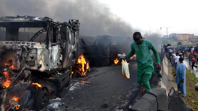 Insiden truk BBM meledak di Nigeria pada 12 Juli 2012. (AFP Photo)