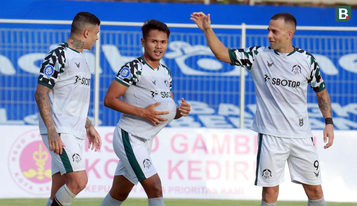 Sempat tertinggal, Persikabo 1973 berhasil comeback dan memukul balik Persik Kediri 2-1 dalam laga pekan ke-19 BRI Liga 1 2021/2022 di Stadion I Gusti Ngurah Rai Denpasar, Jumat (14/1/2022). Dimas Drajad menjadi penentu kemenangan dengan golnya di menit ke-83. (Bola.com/Nandang Permana)