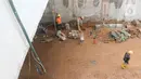 Pekerja menyelesaikan proyek pembangunan Underpass Jalan Dewi Sartika di Depok, Jawa Barat, Selasa (3/1/2023). Proyek yang menghabiskan anggaran sebesar sebesar Rp 108,6 miliar ini diharapkan menjadi solusi dalam mengatasi kemacetan yang kerap terjadi di Jalan Dewi Sartika ke arah Jalan Margonda Raya. (Liputan6.com/Herman Zakharia)