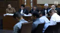 Irvanto Hendra Pambudi Cahyo (kiri) saat sidang lanjutan di Pengadilan Tipikor, Jakarta, Selasa (7/8). Sebelumnya, JPU KPK mendakwa Irvanto dan Made Oka Masagung melakukan tindak pidana korupsi proyek pengadaan e-KTP. (Liputan6.com/Helmi Fithriansyah)