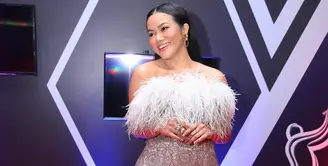 Penyanyi Yura Yunita saat menghadiri Anugerah Musik Indonesia (AMI) 2019 di MNC Studios, Kebon Jeruk, Jakarta Barat, Rabu (27/11/2019). (Adrian Putra/Fimela.com)