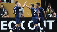 Pemain PSG, Joao Neves (tengah), merayakan gol bersama Fabian Ruiz (kiri) dan Desire Doue dalam laga babak 16 besar Piala Dunia Antarklub melawan Inter Miami di Atlanta, Minggu (29/6/2025). (AP Photo/Brynn Anderson)