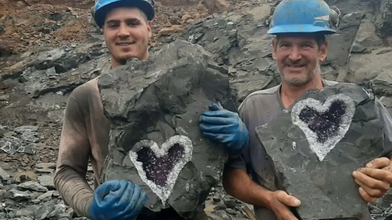 Viral Penambang Uruguay Temukan Batu Kecubung Berbentuk Hati