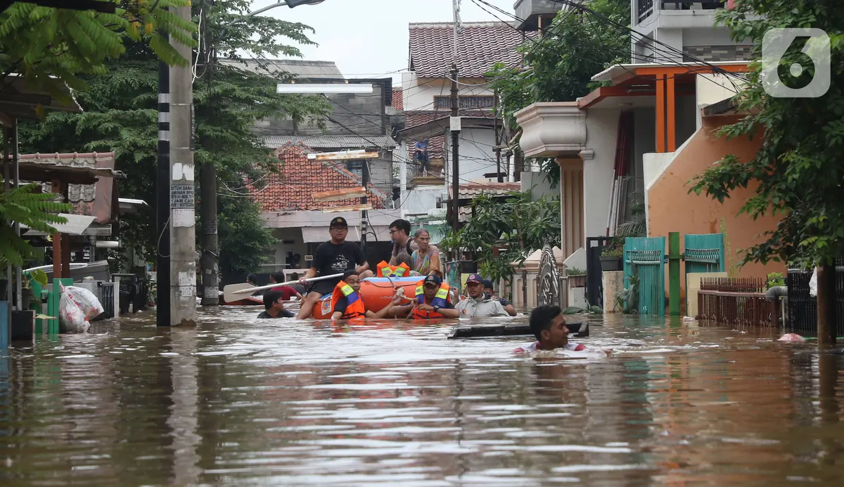 Petugas membantu warga yang terjebak banjir di perumahan Ciledug Indah, Tangerang, Rabu (1/1/2020). Banjir setinggi dada orang dewasa terjadi akibat meluapnya kali angke. (Liputan6.com/Angga Yuniar)