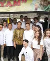 Selanjutnya ada Raffi Ahmad, Nagita Slavina, Caca Tengker, Tarra Budiman, dan Gya P Sadiqah yang tampil dengan atasan dan celana panjang putih senada. Well, bagaimana menurutmu, Sahabat Fimela? [@raffinagita1717/@violenziajean]