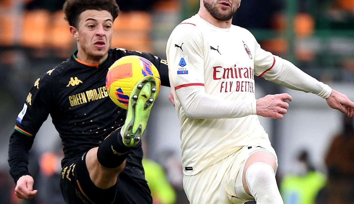 <p>Ethan Ampadu (kiri) merupakan pemain muda Chelsea yang saat ini tengah dipinjamkan ke Venezia, diamana ia mampu tampil mengagumkan di klub Serie A tersebut. Melakukan debutnya untuk the Blues saat berusia 16 tahun, Ampadu membuat 12 penampilan senior untuk klub. Ia juga mampu membuat 33 caps untuk Timnas Wales. Seperti Rudiger, Ampadu senang bermain dengan melakukan intersepsi agresif dan membaca permainan dengan cerdas. (AFP/Marco Bertorello)</p>