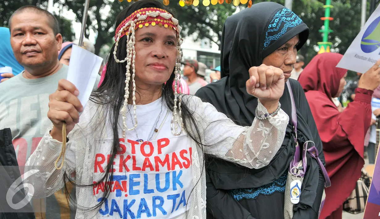Nelayan perempuan saat mengelar demo menolak reklamasi teluk Jakarta di depan kantor DPRD DKI Jakarta, Kamis (28/1/2016). Mereka menyampaikan kekhawatirannya terhadap reklamasi yang bisa menyulitkan mencari ikan. (Liputan6.com/Yoppy Renato)