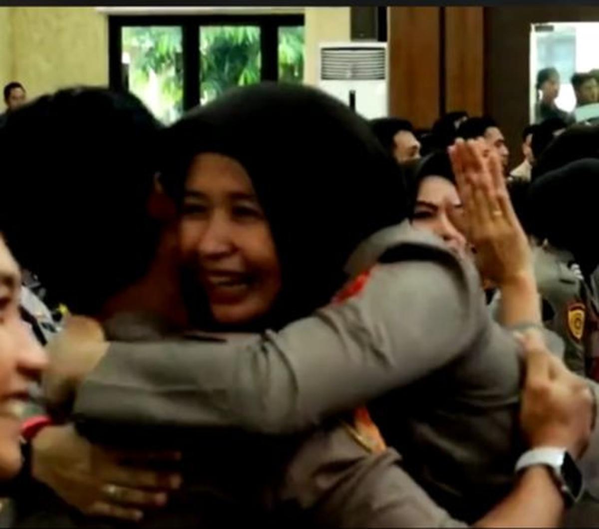 Ucapan selamat juga mengalir dari masyarakat luas untuk para peserta yang lolos Sekolah Perwira. Hal itu bisa dilihat dalam video yang juga diunggah oleh akun TikTok sdm_sulsel. <br>