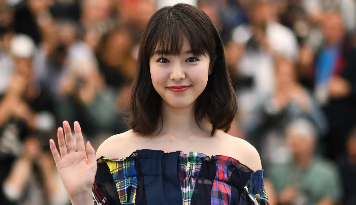 Erika Karata menyapa fans saat menghadiri pemutaran film "Asako I & II (Netemo Sametemo)" selama Festival Film Cannes ke-71 di Prancis selatan (15/5). Erika merupakan aktris 20 tahun asal Jepang. (AFP Photo/Venance Loic)