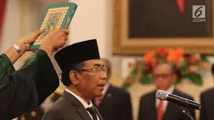 Khatib Aam PBNU Yahya Cholil Staquf saat disumpah menjadi anggota Wantimpres RI di Istana Negara, Jakarta, Kamis (31/5). Yahya Cholil diangkat menjadi anggota Wantimpres untuk menggantikan almarhum KH Hasyim Muzadi yang wafat. (liputan6.com/Angga Yuniar)