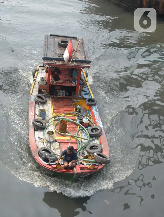 Perahu nelayan tradisional bersandar di dermaga Kampung Nelayan Cilincing, Jakarta, Kamis (2/9/2021).  Jumlah nelayan di Indonesia terus menurun, pada April 2020 jumlahnya mencapai 2,15 juta orang. (merdeka.com/Imam Buhori)