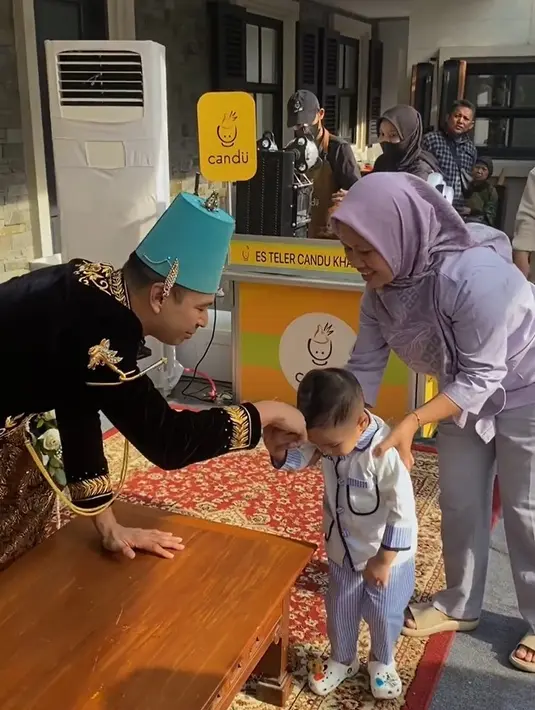 Setelah kedua 'mempelai' duduk di pelaminan, para karyawan berjejer maju untuk bersalaman dan memberikan ucapan selamat kepada mereka. [Instagram/raffinagita1717]