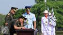 Jenderal TNI Moeldoko menandatangani naskah Serah Terima Jabatan Panglima TNI kepada Jenderal TNI Gatot Nurmantyodi Mabes TNI Jakarta, (14/7/2015). Gatot resmi dilantik sebagai Panglima TNI pada 8 Juni 2015 lalu. (Liputan6.com/Helmi Fithriansyah)