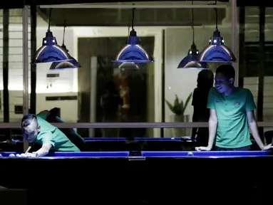 Pemain Timnas Indonesia, Riko Simanjuntak, saat bermain biliar dengan Evan Dimas di Hotel Grand Zuri, Jawa Barat, Minggu (4/11). Pemusatan latihan Timnas ini merupakan persiapan jelang Piala AFF 2018. (Bola.com/M Iqbal Ichsan)