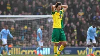 Pemain Norwich City, Timm Klose gagal mencetak gol saat melawan Manchester City pada lanjutan liga Inggris pekan ke-30 di Stadion Carrow Road, Norwich, Sabtu (12/3/2016). (AFP/Lindsey Parnaby)