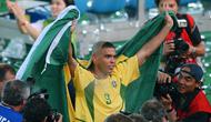 Ronaldo Nazario De Lima. Eks striker Brasil yang kini berusia 45 tahun dan kini menjabat sebagai presiden klub Real Valladolid ini menjadi bintang dalam putaran final Piala Dunia 2002 yang berlangsung di Jepang dan Korea Selatan. Dua golnya di laga final membawa Brasil meraih trofi Piala Dunia 2002 usai mengalahkan Jerman 2-0. Total ia mengemas 8 gol dan membawanya merebut Sepatu Emas sebagai pencetak gol terbanyak sepanjang turnamen. (AFP/Roberto Schmidt)